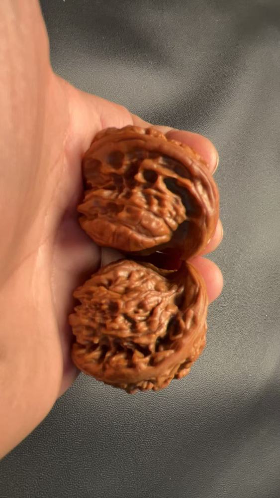 Hand-held walnuts, featuring a unicorn pattern, official hat design, snake head shape, and python skin texture; naturally grown; premium paired walnuts; from old trees; a high-end, sophisticated gift for superiors.