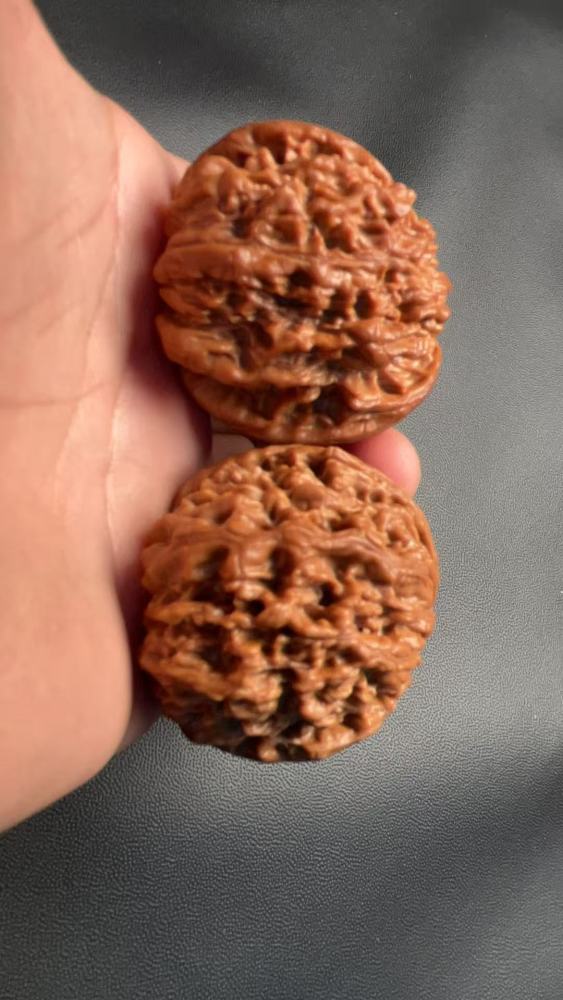 Hand-held walnuts, featuring a unicorn pattern, official hat design, snake head shape, and python skin texture; naturally grown; premium paired walnuts; from old trees; a high-end, sophisticated gift for superiors.