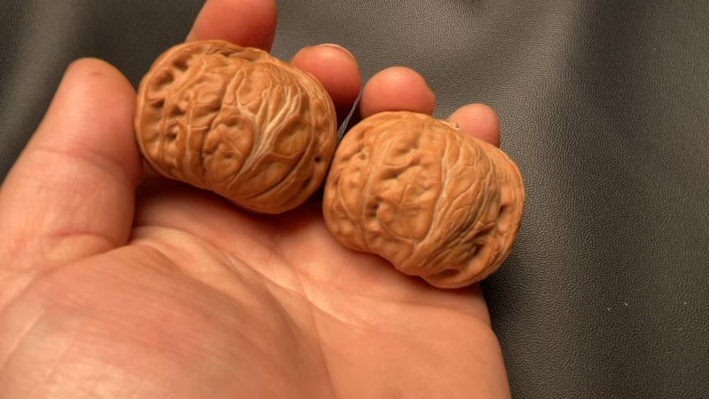 These hand-held walnut ingots are unparalleled, featuring exquisite matching pieces, natural growth, and uniqueness. They make an excellent high-end gift, suitable for superiors, parents, friends, or for personal enjoyment.