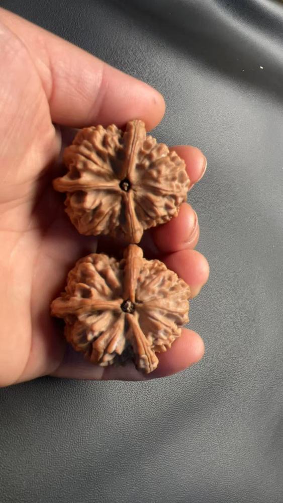 This is a hand-held, three-sided walnut from Yuxi, naturally grown, with thick veins, symbolizing prosperity and abundance. Ideal for personal enjoyment or as a gift. Those interested should come and get it.
