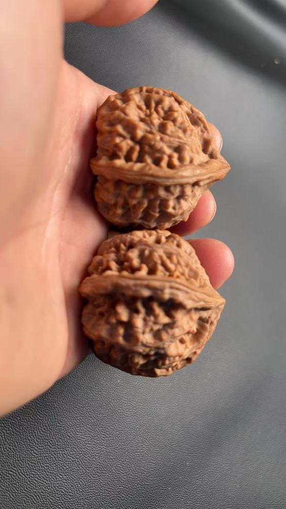 This is a hand-held, three-sided walnut from Yuxi, naturally grown, with thick veins, symbolizing prosperity and abundance. Ideal for personal enjoyment or as a gift. Those interested should come and get it.
