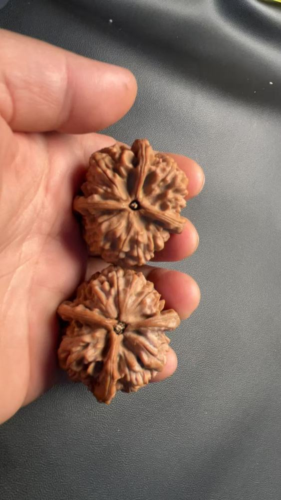This is a hand-held, three-sided walnut from Yuxi, naturally grown, with thick veins, symbolizing prosperity and abundance. Ideal for personal enjoyment or as a gift. Those interested should come and get it.