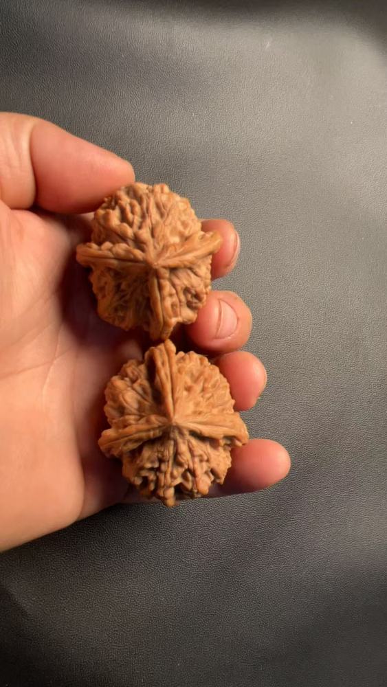 This is a hand-held, three-sided walnut from Yuxi, naturally grown, with thick veins, symbolizing prosperity and abundance. Ideal for personal enjoyment or as a gift. Those interested should come and get it.