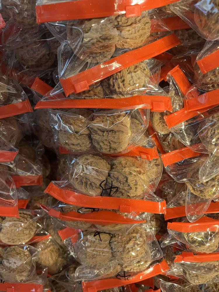 Mixed pairs of walnuts for collecting and appreciating, any variety, random size, bulk orders preferred, wholesale available.