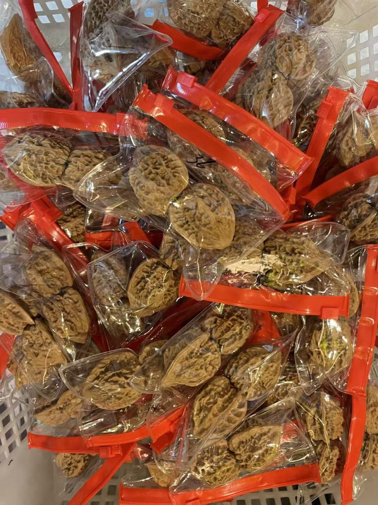 Mixed pairs of walnuts for collecting and appreciating, any variety, random size, bulk orders preferred, wholesale available.