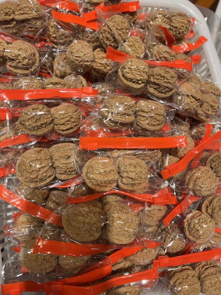 Mixed pairs of walnuts for collecting and appreciating, any variety, random size, bulk orders preferred, wholesale available.