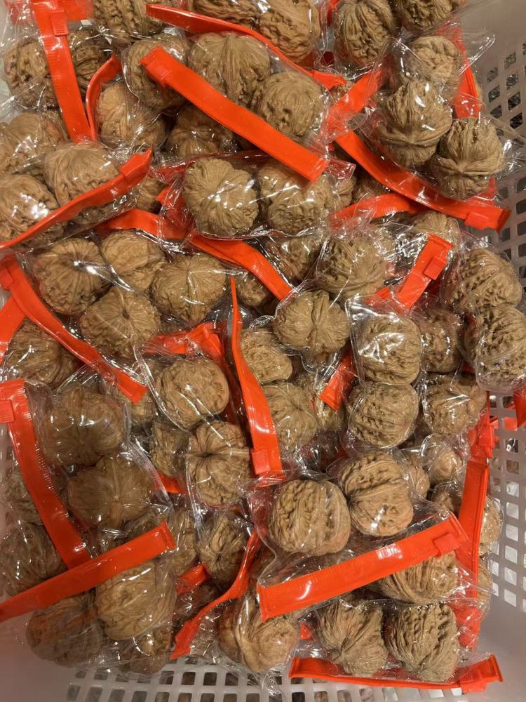 Mixed pairs of walnuts for collecting and appreciating, any variety, random size, bulk orders preferred, wholesale available.