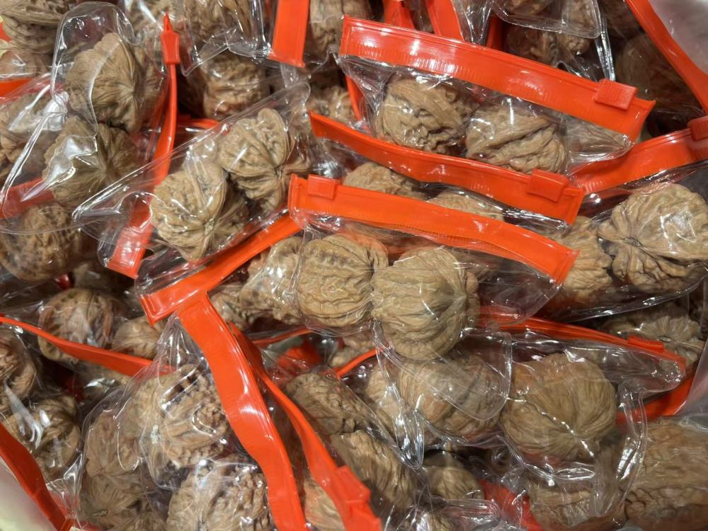 Mixed pairs of walnuts for collecting and appreciating, any variety, random size, bulk orders preferred, wholesale available.