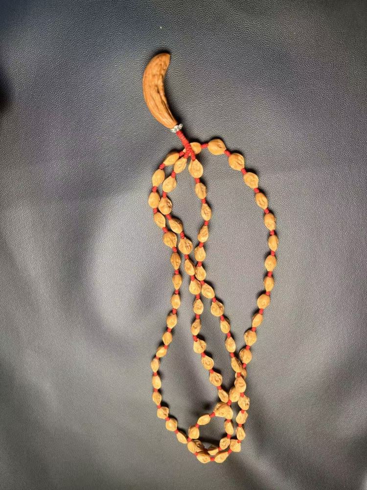 Health and wellness neck pendant, size 0.8. Naturally grown, exquisite piece, with a wolf tooth pendant, high-end and elegant, a perfect gift.