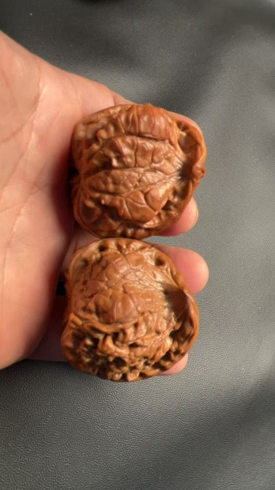 Hand-held walnuts, featuring a unicorn pattern, official hat design, snake head shape, and python skin texture; naturally grown; premium paired walnuts; from old trees; a high-end, sophisticated gift for superiors.