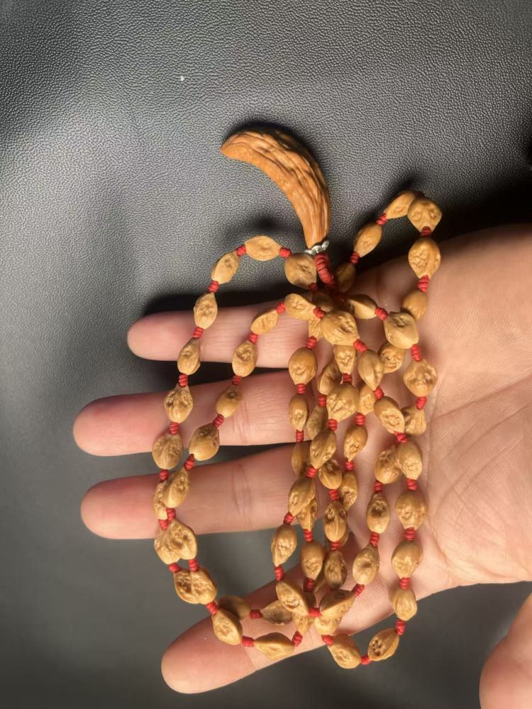 Health and wellness neck pendant, size 0.8. Naturally grown, exquisite piece, with a wolf tooth pendant, high-end and elegant, a perfect gift.