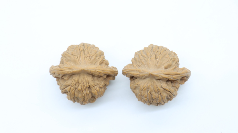 Big Ear Tutu Two-Edge Wenwan Walnut, Hand-Carved Natural Walnut, Collectible Ginseng Walnut for Play & Decoration, Premium Quality for Hobbyists