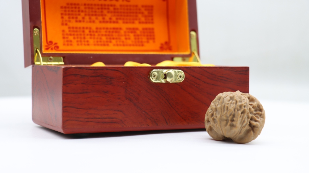 Big Ear Tutu Two-Edge Wenwan Walnut, Hand-Carved Natural Walnut, Collectible Ginseng Walnut for Play & Decoration, Premium Quality for Hobbyists