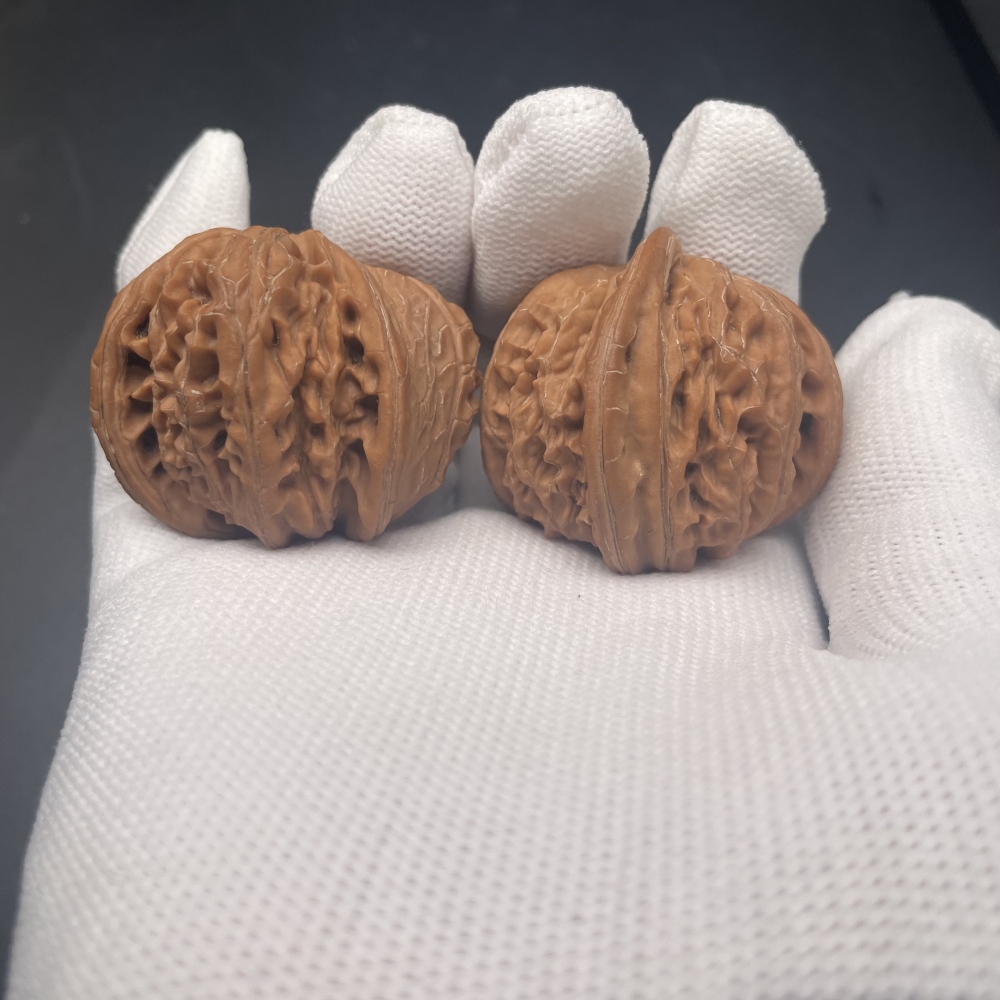Natural Palace Lantern Snake Pattern Wenwan Walnuts, Handheld Collectible Pair, Patina & Jade-like Finish After Polishing