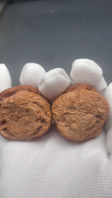 Hand-Carved Dragon & Phoenix Walnuts, Premium Chinese Wenwan Collectibles for Stress Relief & Wellness