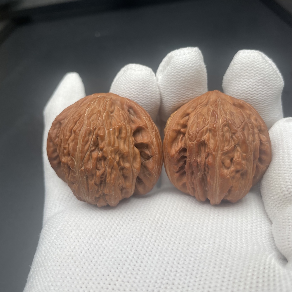 Hand-Carved Dragon & Phoenix Walnuts, Premium Chinese Wenwan Collectibles for Stress Relief & Wellness
