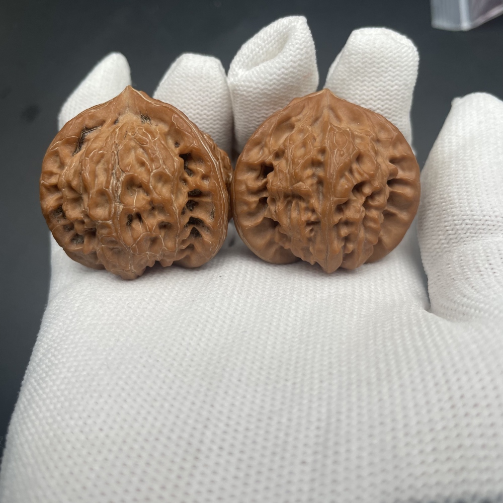 Palace Lantern Three-Edged Wenwan Walnuts, Natural Perfect Matching, Oriental Collectible, Hand Play Piece for Patina & Jade-Like Luster