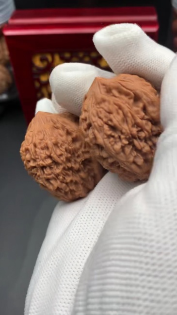 Premium Garlic Bulb Shape Hand Grip Walnuts, Natural Solid Wood Polished Hand Massage Collectibles, Bulk Wholesale Available, High Investment Value Handheld Ornaments