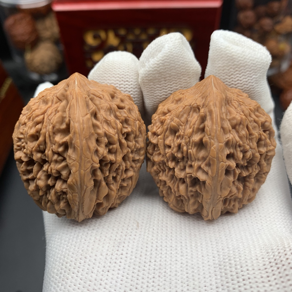 Premium Garlic Bulb Shape Hand Grip Walnuts, Natural Solid Wood Polished Hand Massage Collectibles, Bulk Wholesale Available, High Investment Value Handheld Ornaments