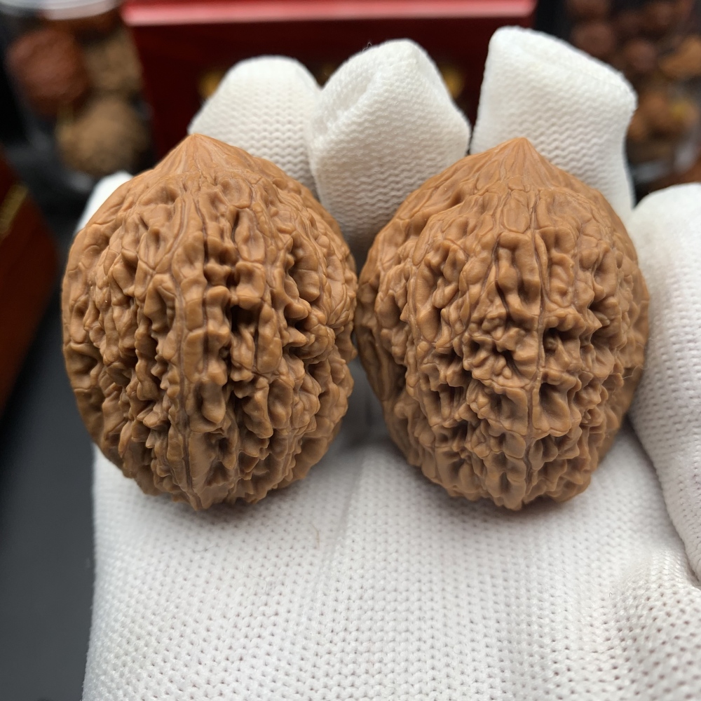Premium Garlic Bulb Shape Hand Grip Walnuts, Natural Solid Wood Polished Hand Massage Collectibles, Bulk Wholesale Available, High Investment Value Handheld Ornaments