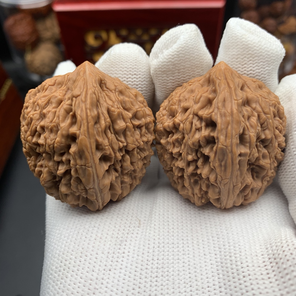 Premium Garlic Bulb Shape Hand Grip Walnuts, Natural Solid Wood Polished Hand Massage Collectibles, Bulk Wholesale Available, High Investment Value Handheld Ornaments