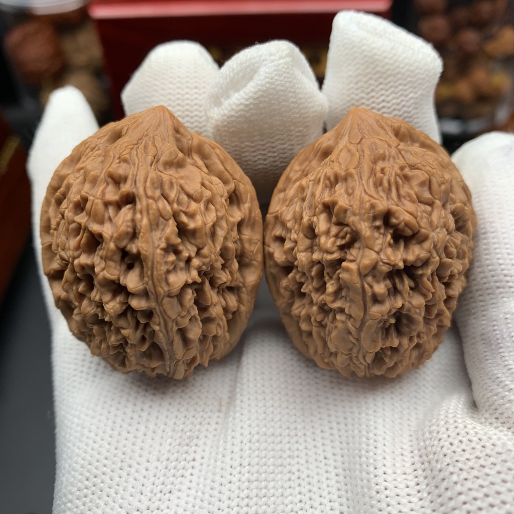 Premium Garlic Bulb Shape Hand Grip Walnuts, Natural Solid Wood Polished Hand Massage Collectibles, Bulk Wholesale Available, High Investment Value Handheld Ornaments