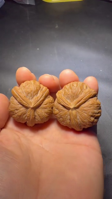 Pinggu Yuanbao Triangular Walnut｜Natural Texture Hand Piece｜Desk Stress Relief Toy｜Patina Collectible