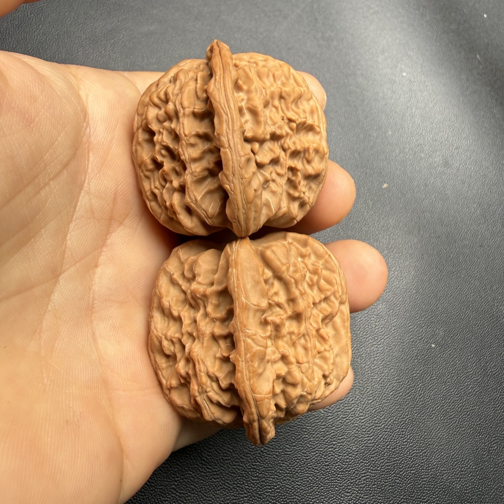 38mm Natural Triangle White Lion Head Wenwan Walnut, Wild Un-spliced Chinese Hand Play Collectible for Meditation & Desk Decor