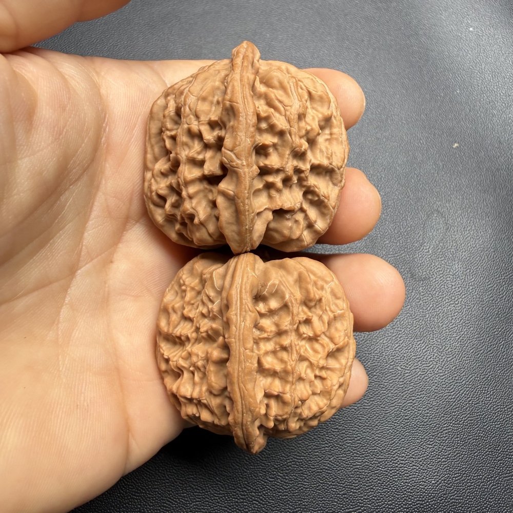 38mm Natural Triangle White Lion Head Wenwan Walnut, Wild Un-spliced Chinese Hand Play Collectible for Meditation & Desk Decor