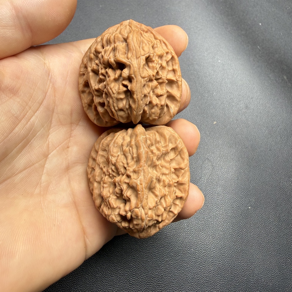 38mm Natural Triangle White Lion Head Wenwan Walnut, Wild Un-spliced Chinese Hand Play Collectible for Meditation & Desk Decor