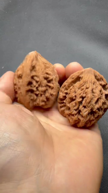 Hand Matched Laishui Tiger Head Wenwan Walnut Pair 39/40/41mm Natural Raw Skin Hand Polished Chinese Collectible Hand Exercise Craft Toy Support Custom Laser Engraving Wholesale
