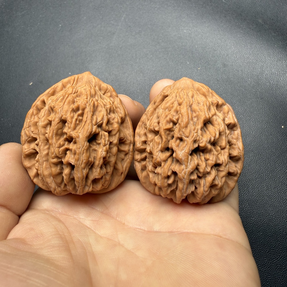 Hand Matched Laishui Tiger Head Wenwan Walnut Pair 39/40/41mm Natural Raw Skin Hand Polished Chinese Collectible Hand Exercise Craft Toy Support Custom Laser Engraving Wholesale