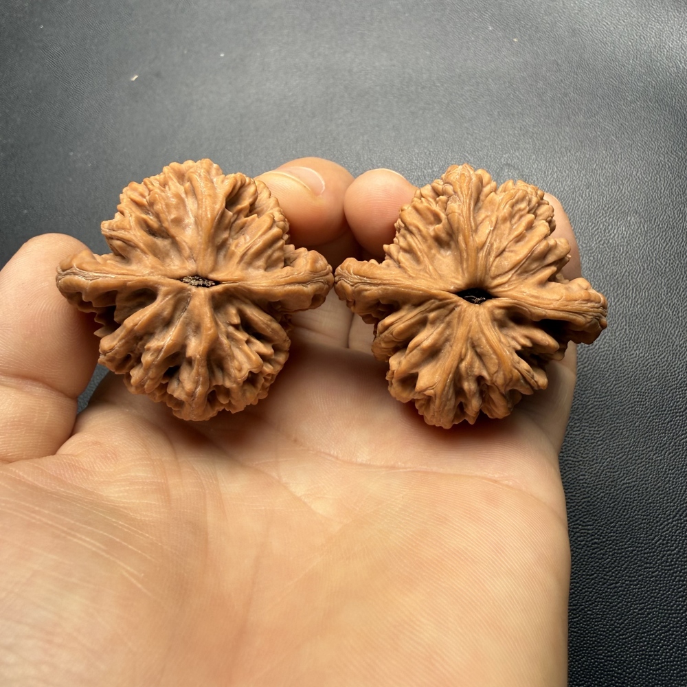 Hand Matched Laishui Tiger Head Wenwan Walnut Pair 39/40/41mm Natural Raw Skin Hand Polished Chinese Collectible Hand Exercise Craft Toy Support Custom Laser Engraving Wholesale