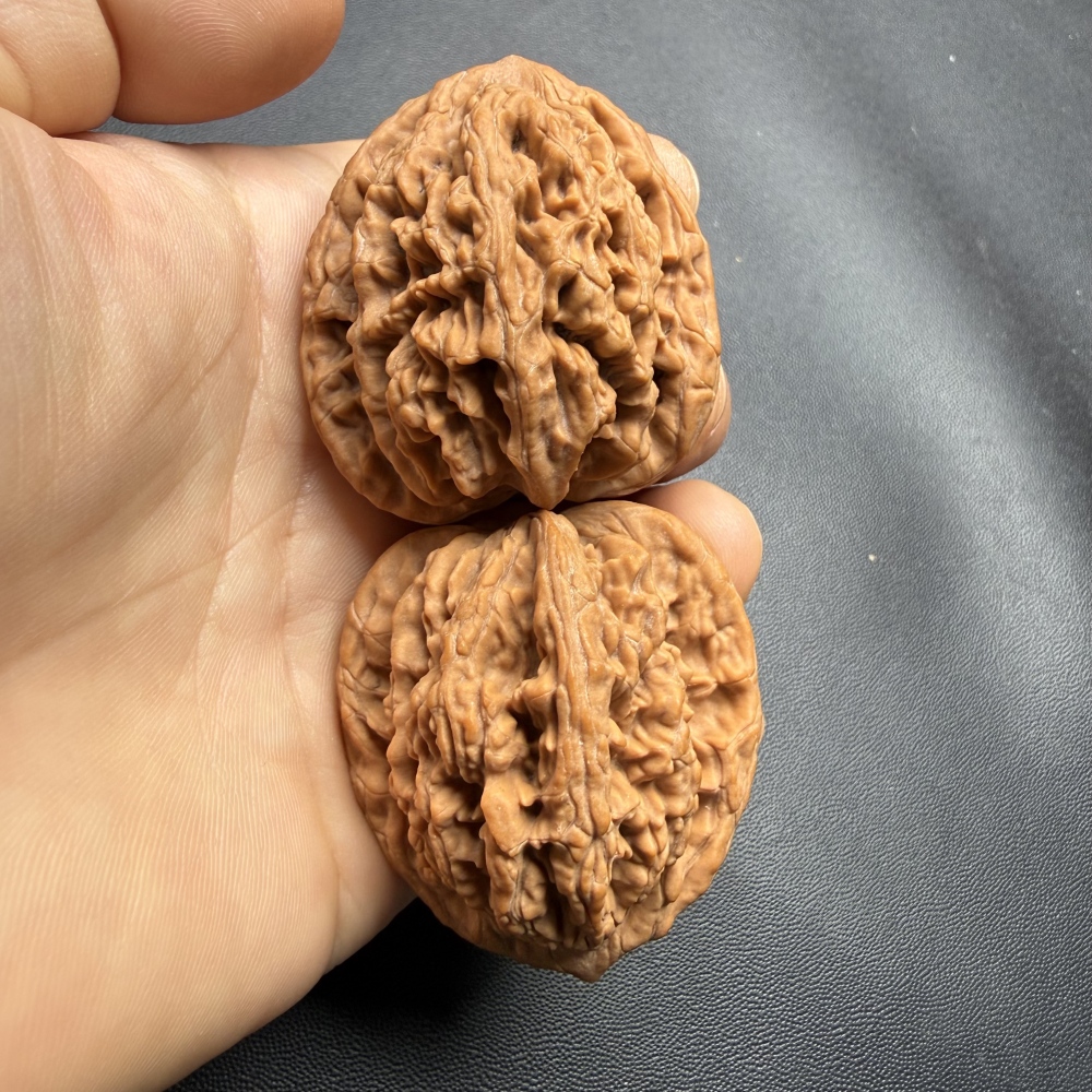 Hand Matched Laishui Tiger Head Wenwan Walnut Pair 39/40/41mm Natural Raw Skin Hand Polished Chinese Collectible Hand Exercise Craft Toy Support Custom Laser Engraving Wholesale