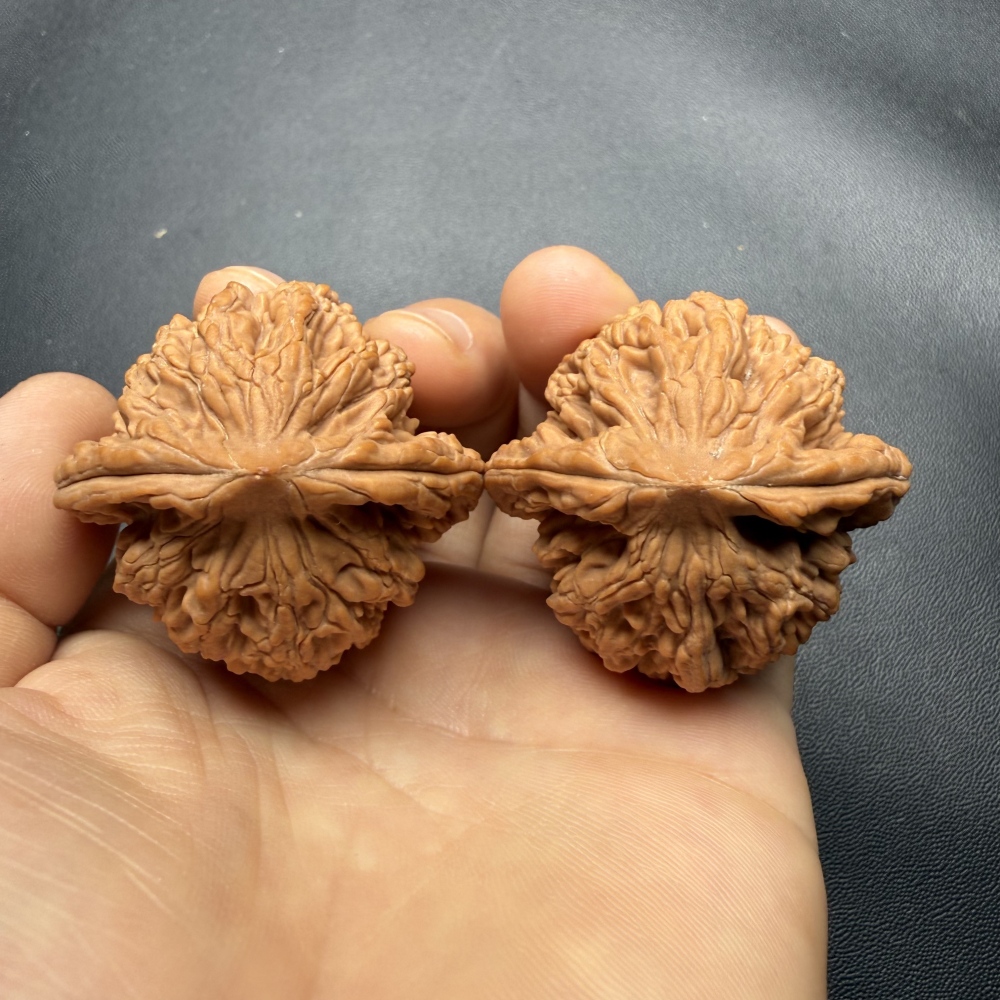 Hand Matched Laishui Tiger Head Wenwan Walnut Pair 39/40/41mm Natural Raw Skin Hand Polished Chinese Collectible Hand Exercise Craft Toy Support Custom Laser Engraving Wholesale
