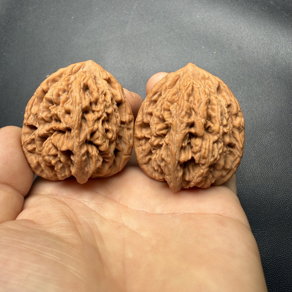 Hand Matched Laishui Tiger Head Wenwan Walnut Pair 39/40/41mm Natural Raw Skin Hand Polished Chinese Collectible Hand Exercise Craft Toy Support Custom Laser Engraving Wholesale