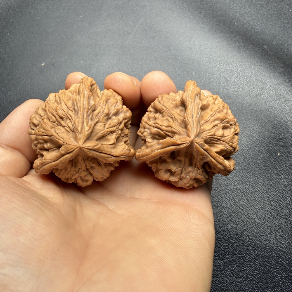 Natural Kylin Three-Ridge Wenwan Walnut Pair, Hand Matched Raw Skin Chinese Oriental Collectible Stress Relief Hand Fidget Gift Wholesale Custom Logo
