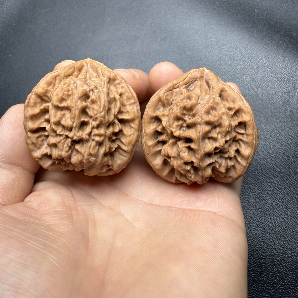 Natural Kylin Three-Ridge Wenwan Walnut Pair, Hand Matched Raw Skin Chinese Oriental Collectible Stress Relief Hand Fidget Gift Wholesale Custom Logo