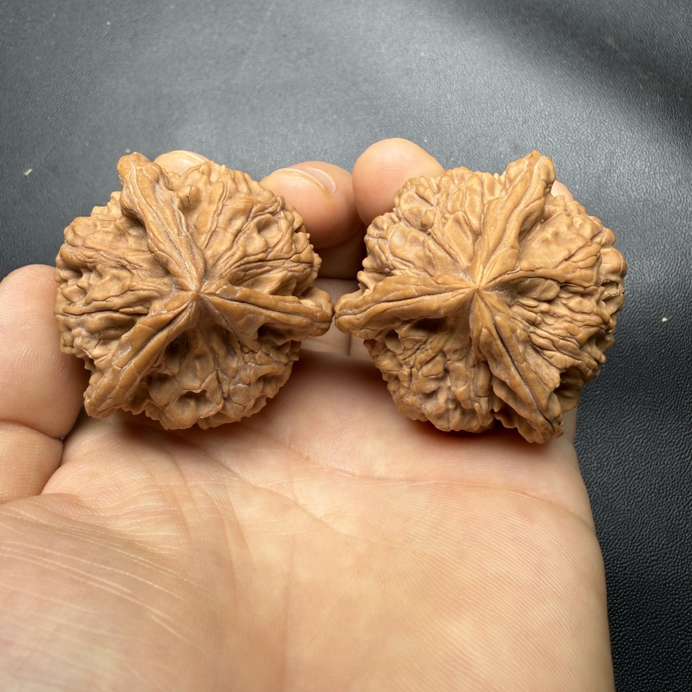 Natural Kylin Three-Ridge Wenwan Walnut Pair, Hand Matched Raw Skin Chinese Oriental Collectible Stress Relief Hand Fidget Gift Wholesale Custom Logo