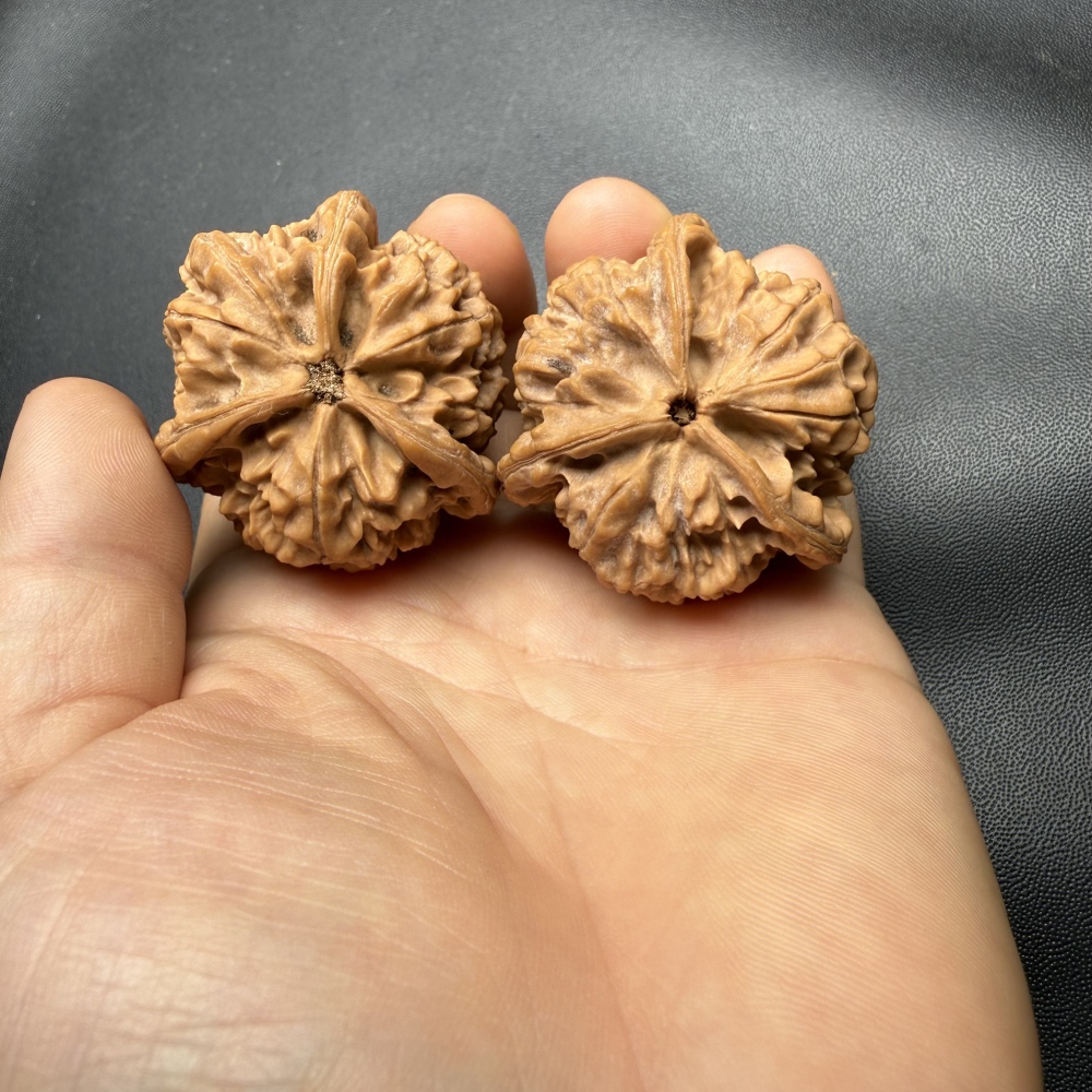 Natural Kylin Three-Ridge Wenwan Walnut Pair, Hand Matched Raw Skin Chinese Oriental Collectible Stress Relief Hand Fidget Gift Wholesale Custom Logo