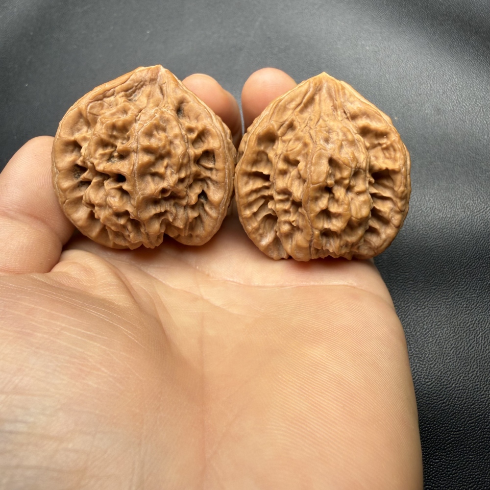Natural Kylin Three-Ridge Wenwan Walnut Pair, Hand Matched Raw Skin Chinese Oriental Collectible Stress Relief Hand Fidget Gift Wholesale Custom Logo