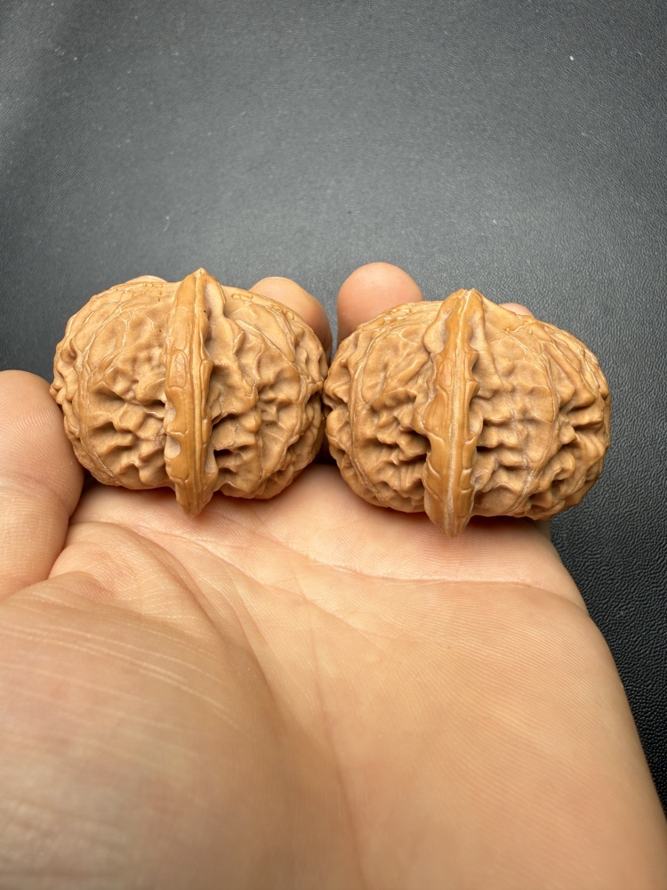 44mm Imperial Lantern Carved Wenwan Walnut Pair, Custom Laser Engraved Natural Raw Skin Hand Play Collectible Stress Relief Gift Wholesale