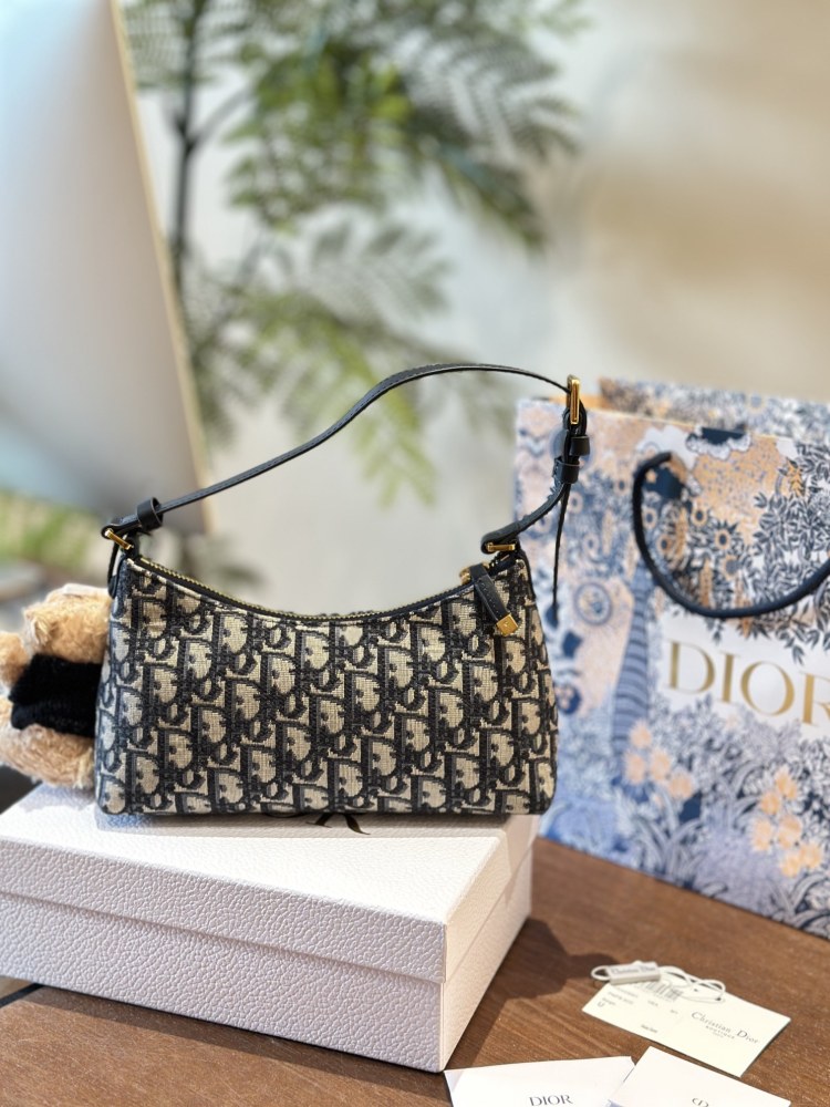P260 pendant ? twenty
Dior's new underarm bag hobo
I personally really like the armpit bag, and Dior has released a new one. The half moon shaped one looks great and has a great capacity. Not only does it have a phone, but I also carry a small make...
