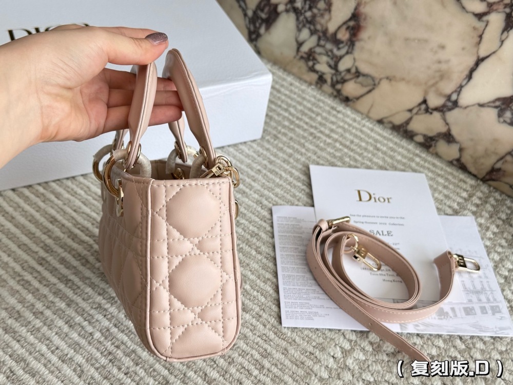p255 
Dior lady's new long sheepskin powder full set packaging
Dior's all-new D-joy is making a strong comeback, with the rhythm of a big hit. The bag comes with two shoulder straps, multiple back styles, and a beautiful and stylish upper body. The c...