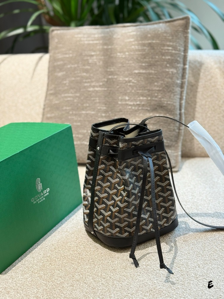 P245 folding box
Yang Chenglin's Goyard Petitfeit Bucket Bag
Yang Chenglin Goyard's PetitFetit Bucket Bag/Wealth Bucket Respectful Petit Flot Bucket Bag, the lightest bucket bag in the world. The classic replica treasure item originated from the 1960...