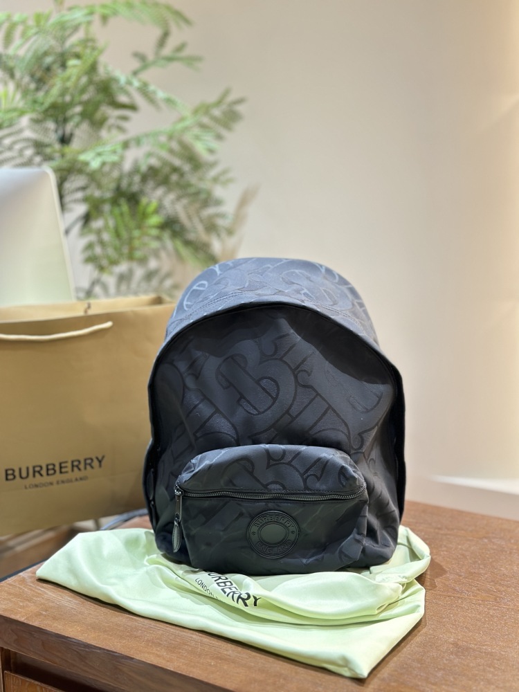 p240
The most frequently asked backpack
This exterior color is not Burberry's traditional beige British style, but rather a black base with the Burberry logo embossed on the backpack, giving it a low-key and steady yet elegant look. The texture is re...