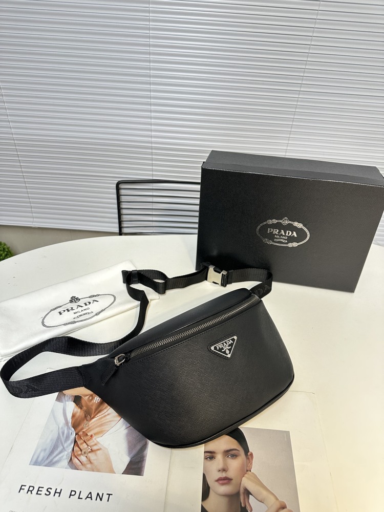 The latest Prada cross chest bag/waist pack! PVC model 2VH033 classic and versatile! Super textured and comfortable to the touch, with meticulous workmanship. Made of Taiwanese fabric, it is definitely a bag with a very high sex ratio, inheriting the...