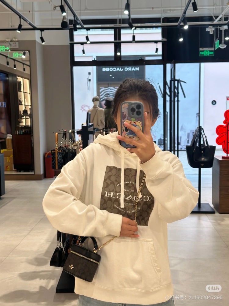 Chanel? Coach? The latest small square box bag is super charming and can hold foldable phones
Lipstick keys are very versatile
Small and exquisite, this is not a proper concave shaped artifact