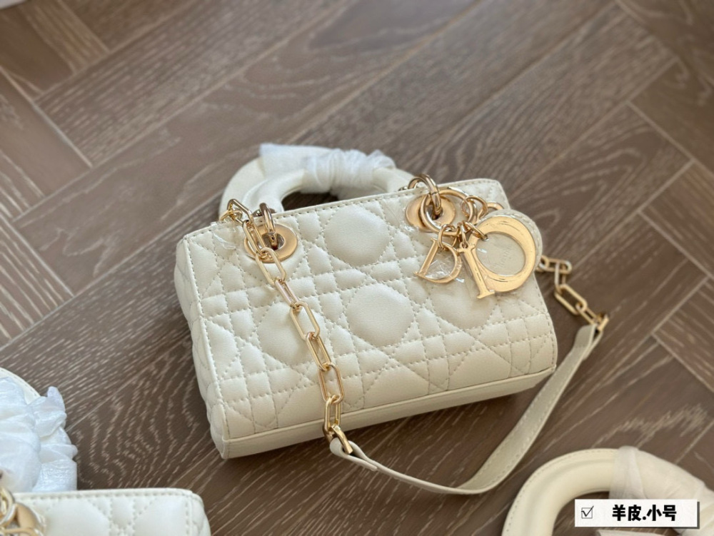 、
Dior lady's new long sheepskin full set packaging
Dior's all-new D-joy is making a strong comeback, with the rhythm of a big hit. The bag comes with two shoulder straps and multiple back styles, making the upper body both beautiful and stylish. T...