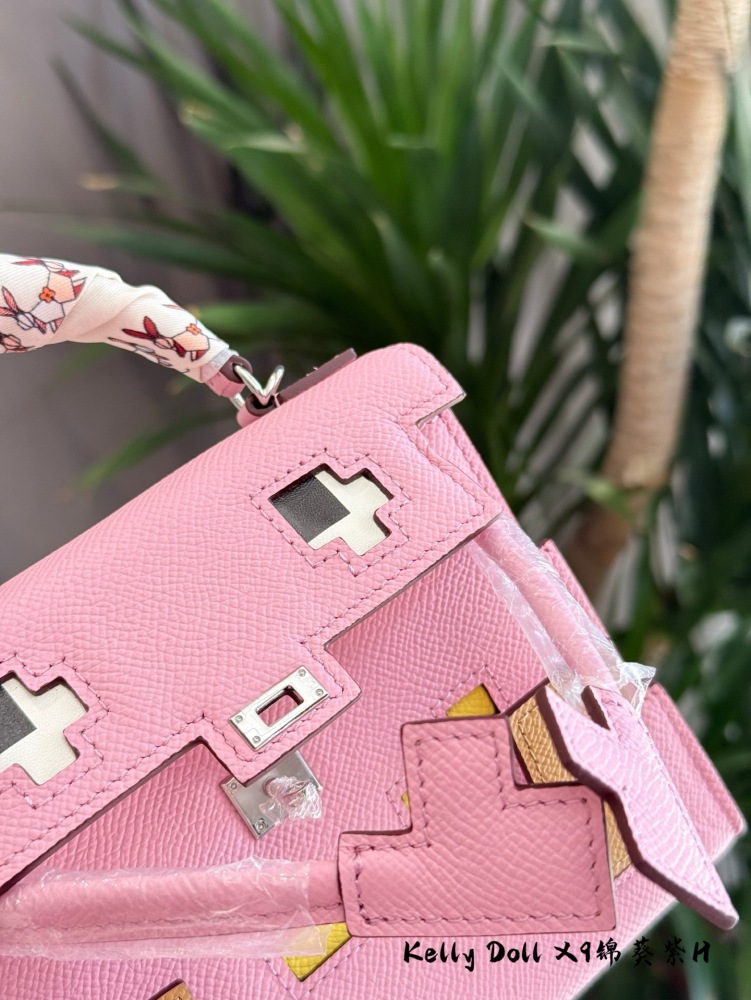 p490
Hermes Kelly doll
Size/Twenty Dog/Size: 1 8x6x1 5cm
It's said that flaunting wealth and cars is better than flaunting dolls
This is showing off! The 0 Blind Stitch technique requires superb manual skills and experience, requiring seamstresses to...